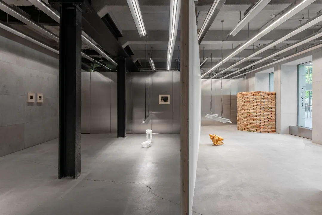 VARIOUS OTHERS – Contemporary Art Munich - Installation view Eva Hesse, Lukas Heerich, Rindon Johnson, 2026 | Photo: Dirk Tacke